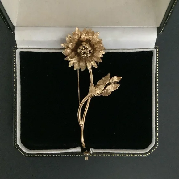 Vintage signed Monet gold tone brooch. - Picture 2 of 7